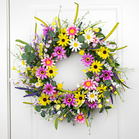 Yawwind wreath outdoors with protection against rain and wind.