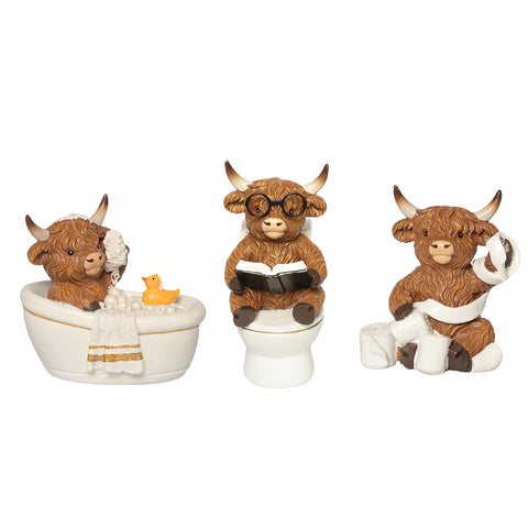 YeehaWhoo Highland Cow bath tub scene with loofah and duck for playful bathroom decor.