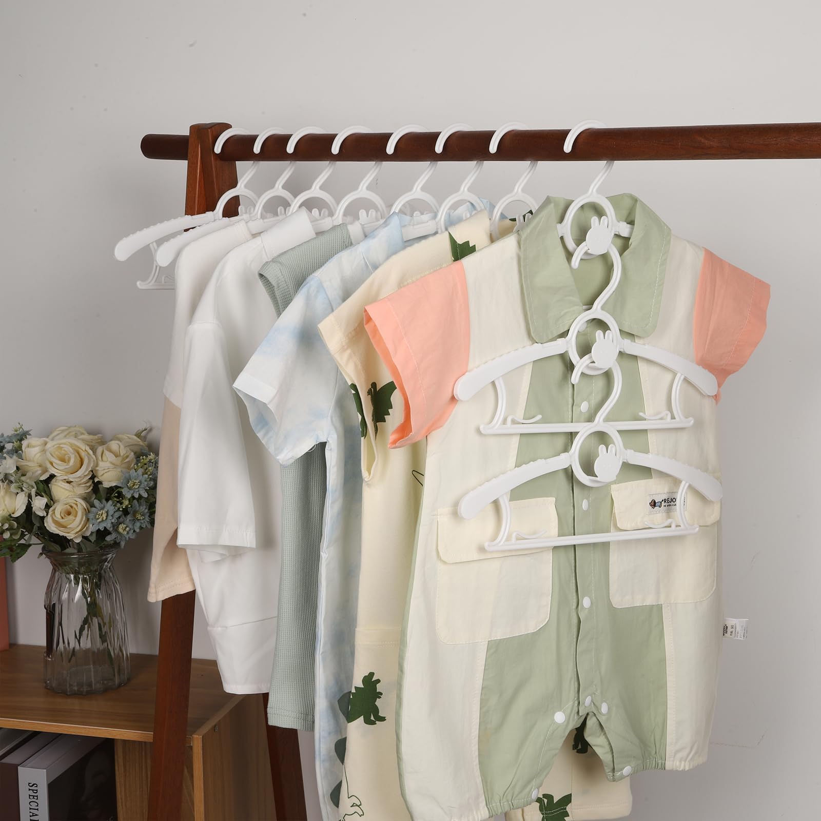 YeJieYJ rabbits-pattern hangers add a playful touch to the child's closet.