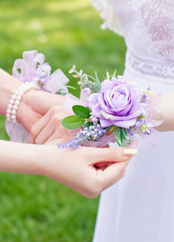 Yelinart main rose size provides a balanced, natural corsage look