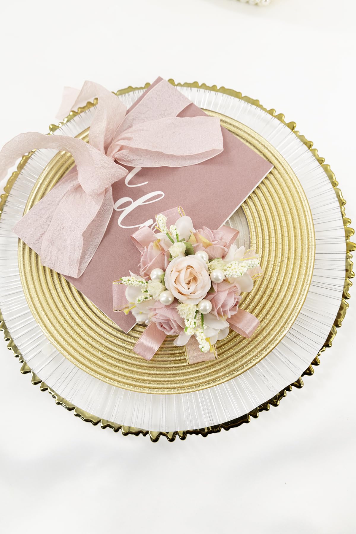Yelinart white gift box packaging protects your corsage during shipping.