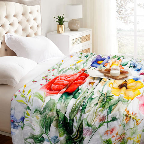 Yersion floral blanket is light for travel or picnics with warmth.