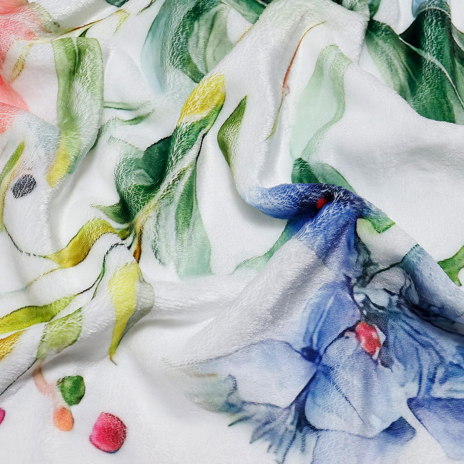 Yersion floral blanket makes a thoughtful gift for birthdays or holidays.