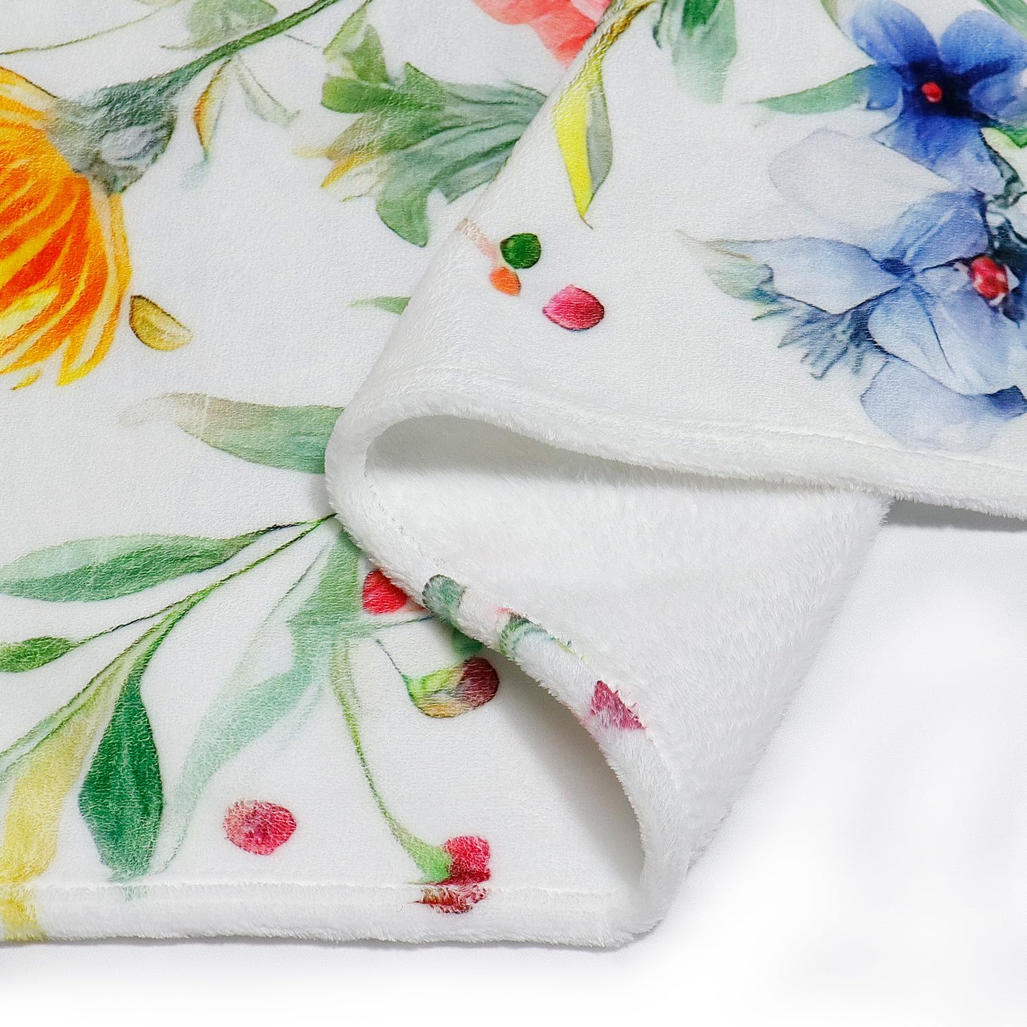 Yersion throw uses microfiber for durability and skin-friendly comfort.