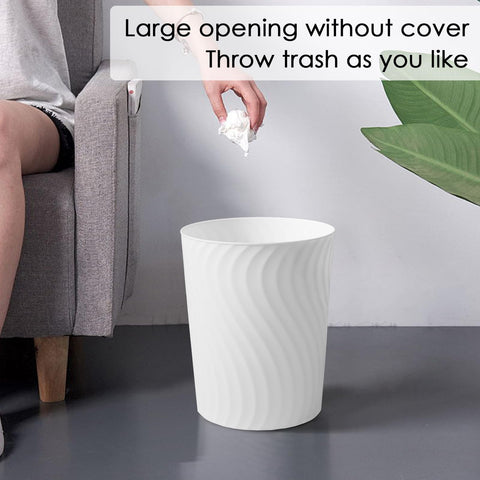 YGJT small trash can, lid-closed, durable plastic and easy to clean.