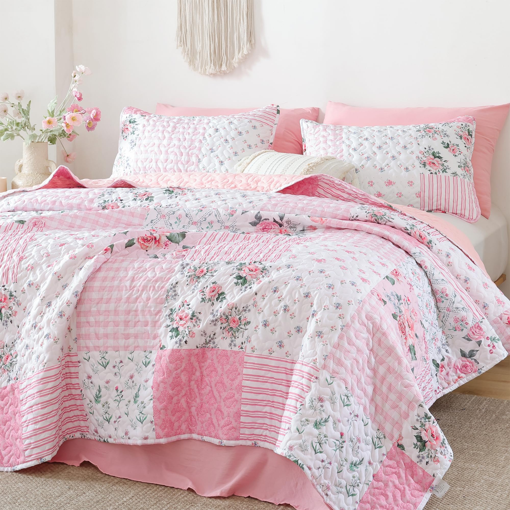 YIKUSH easy-care-quilt-closeup demonstrates durable, machine-washable fabric.
