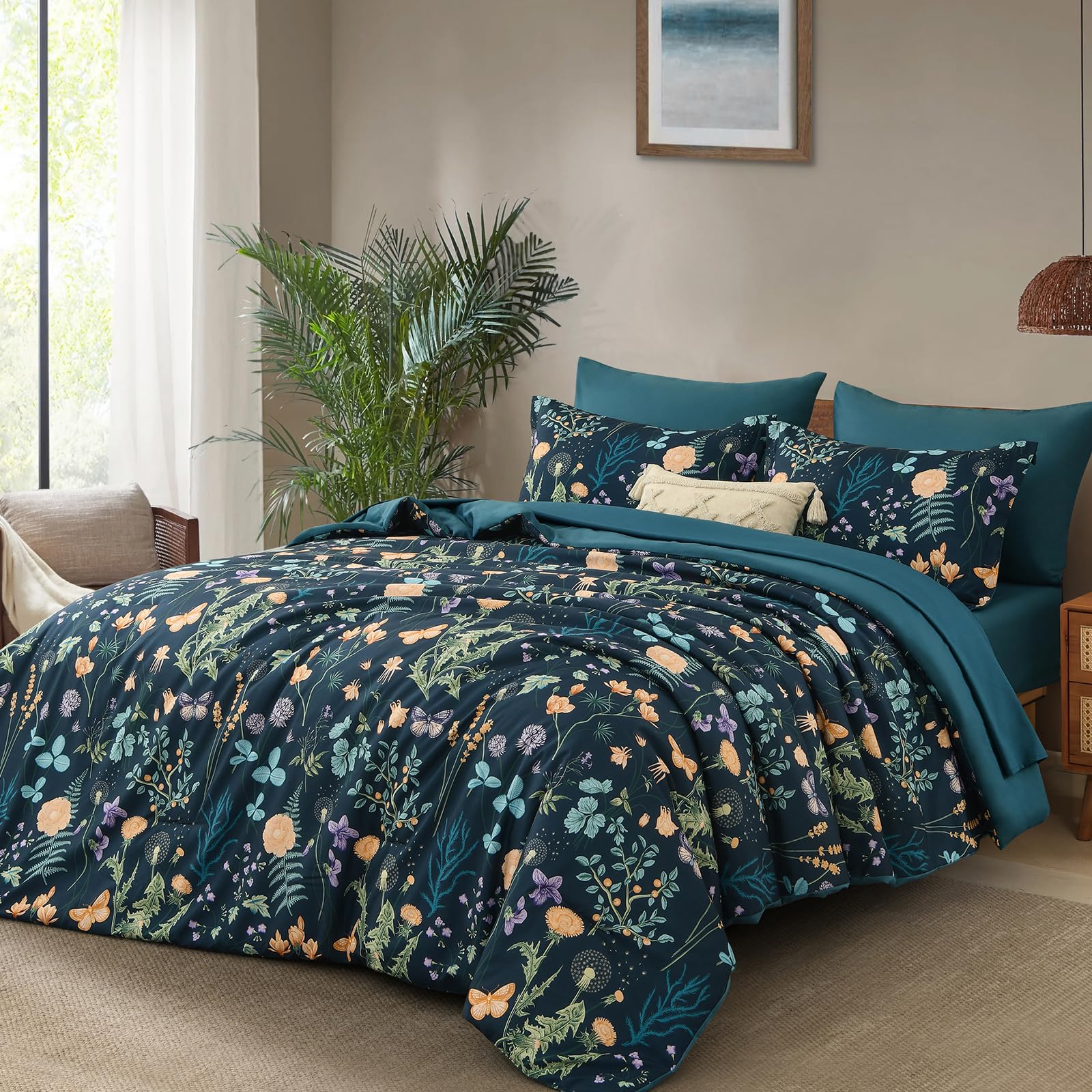 Yiran comforter close-up shows soft brushed microfiber texture for all-season comfort.