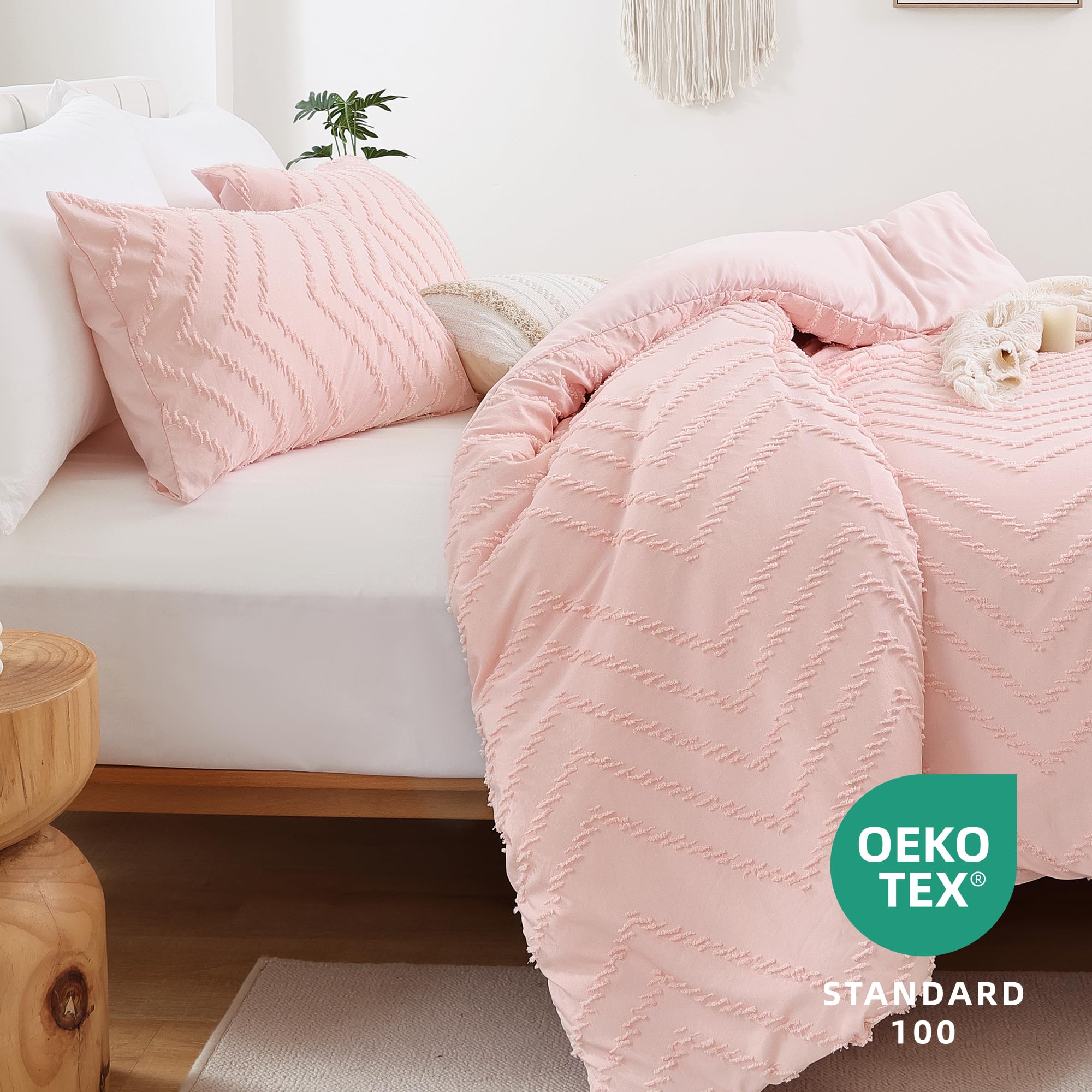 YIRDDEO pink tufted detail adds elegant texture to any bedroom space