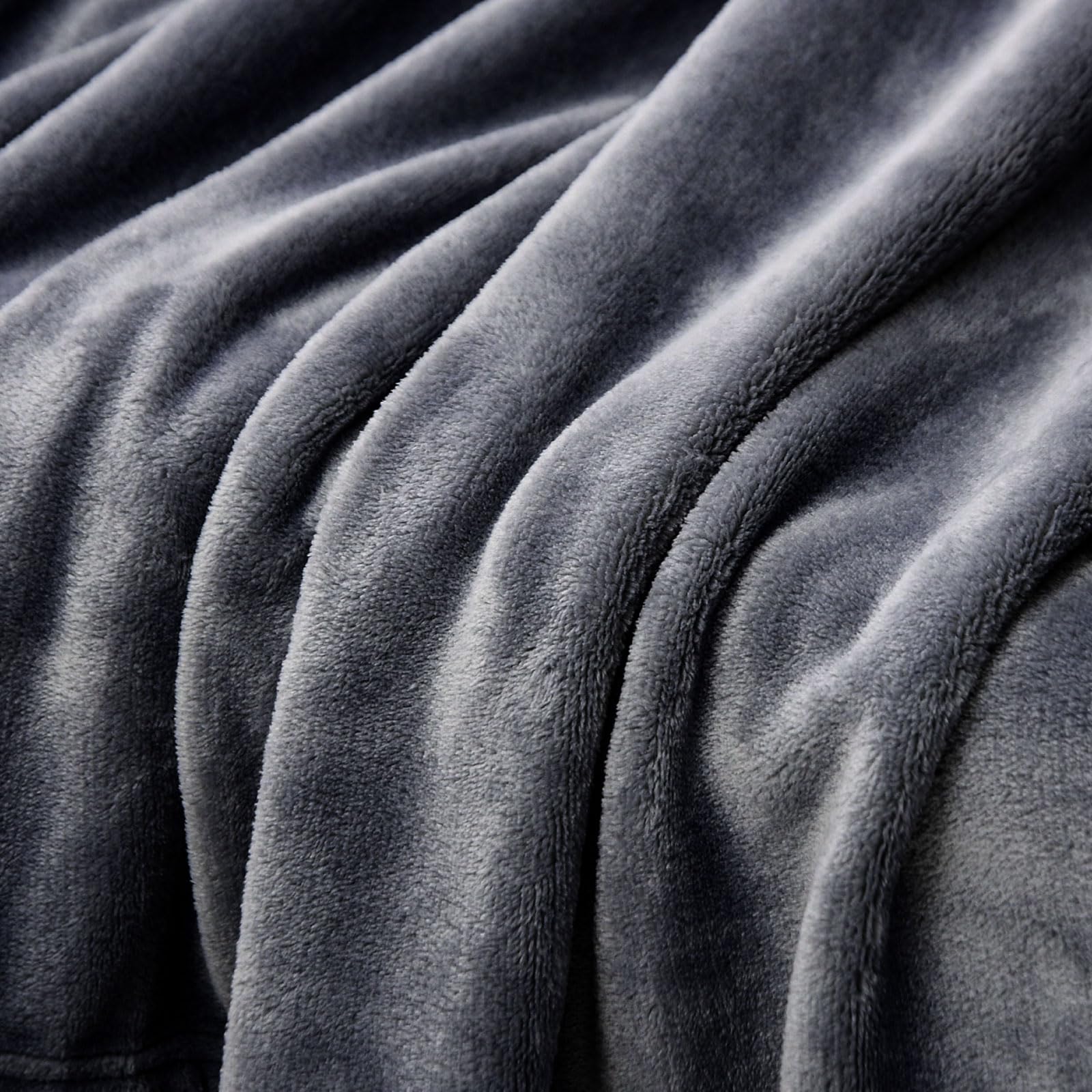 YISURE waterproof blanket protects furniture during family gatherings and pet visits.
