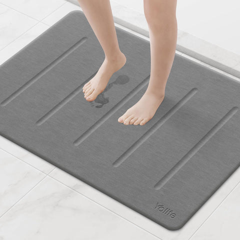 Yolife Stone Bath Mat 32x20 absorption close-up demonstrates rapid moisture uptake for dry feet.