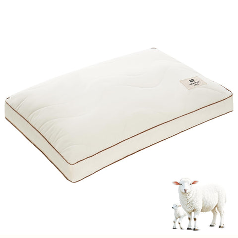 YOUR MOON natural wool pillow shows a soft surface with cloud-like comfort and gentle support