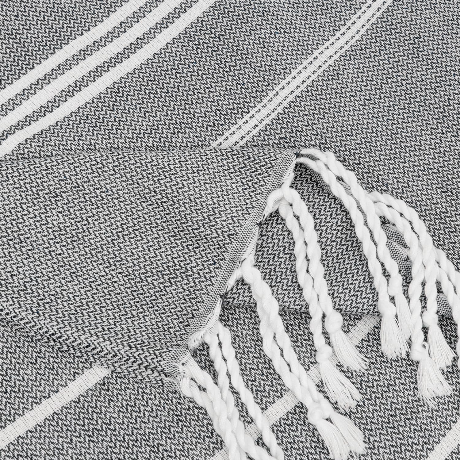 YSYJ Turkish Beach Towel sand-free weave keeps sand at bay.