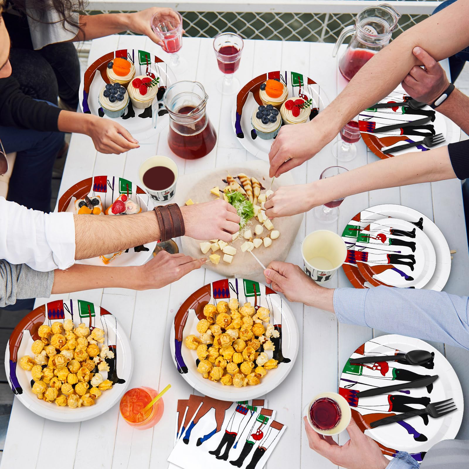 Yungyan Derby horse-design dishware adds themed charm to gatherings
