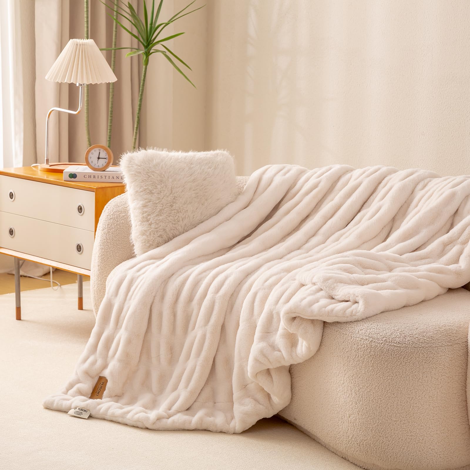 YUSOKI Creamy Cloud fur texture close-up reveals soft plush feel with a dimensional bubble pattern