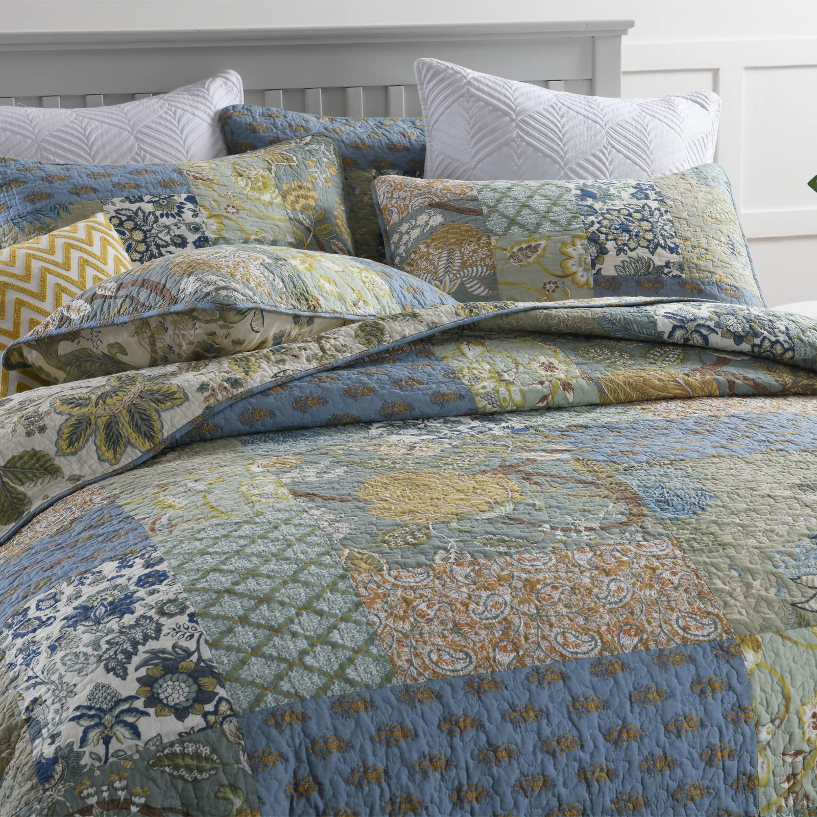 Yvooxny patchwork floral quilt detail close-up embroidery artisanal charm