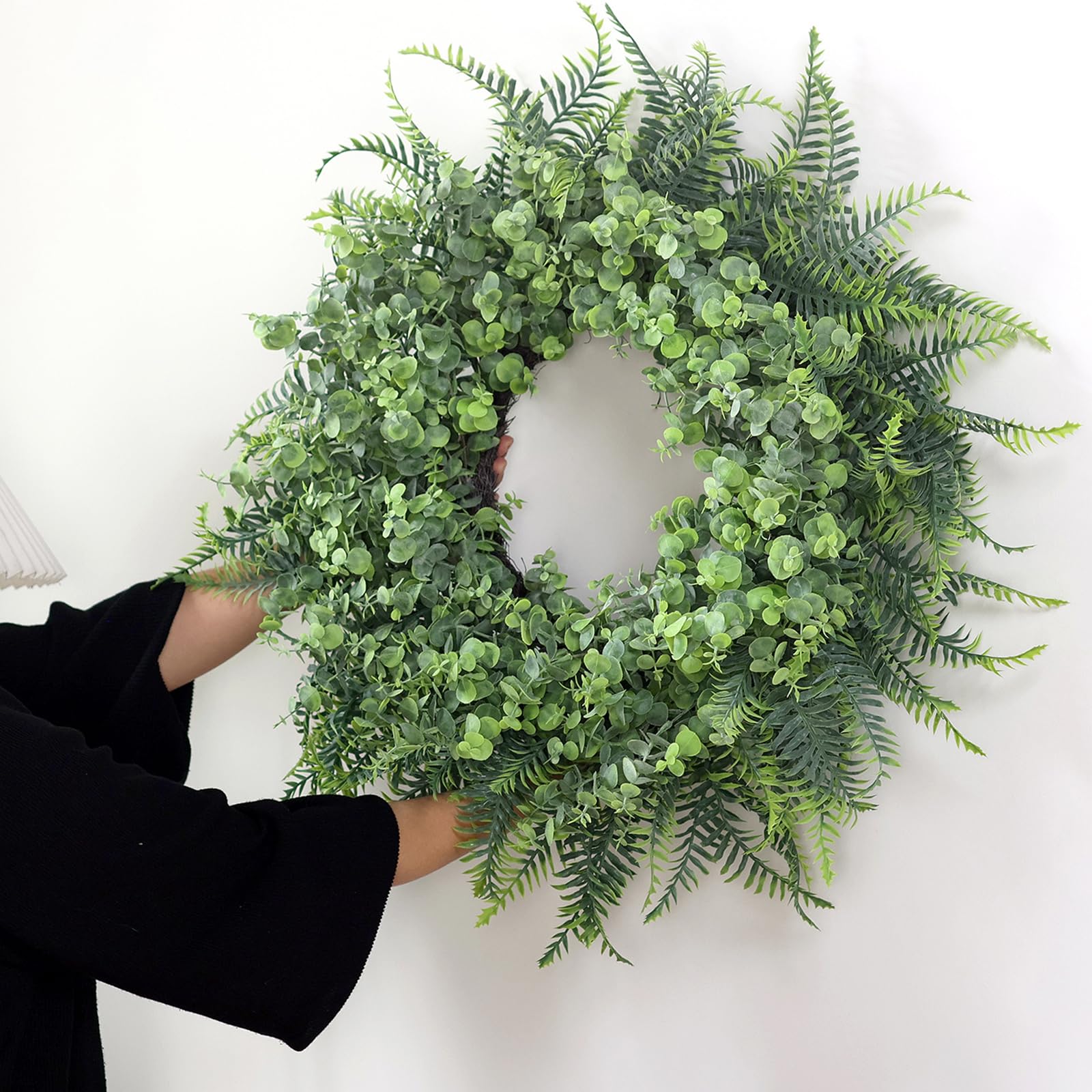 YXZZWL outdoor wreath demonstrates wind- and water-resistant materials.