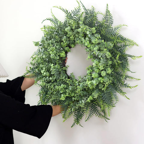 YXZZWL outdoor wreath demonstrates wind- and water-resistant materials.