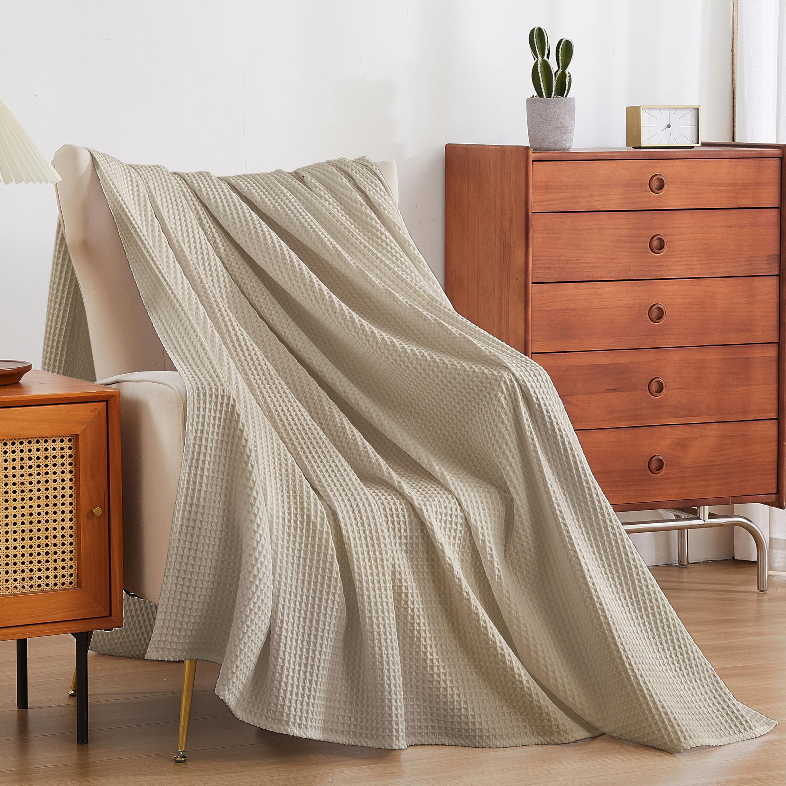Travel-ready Zaizaihome throw offers lightweight warmth during trips.