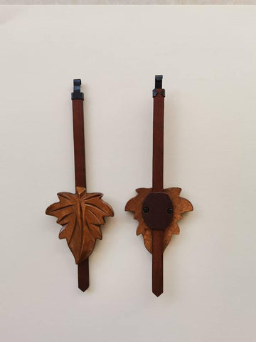 ZHUXINLI maple leaf detailing enhances vintage clock appearance.