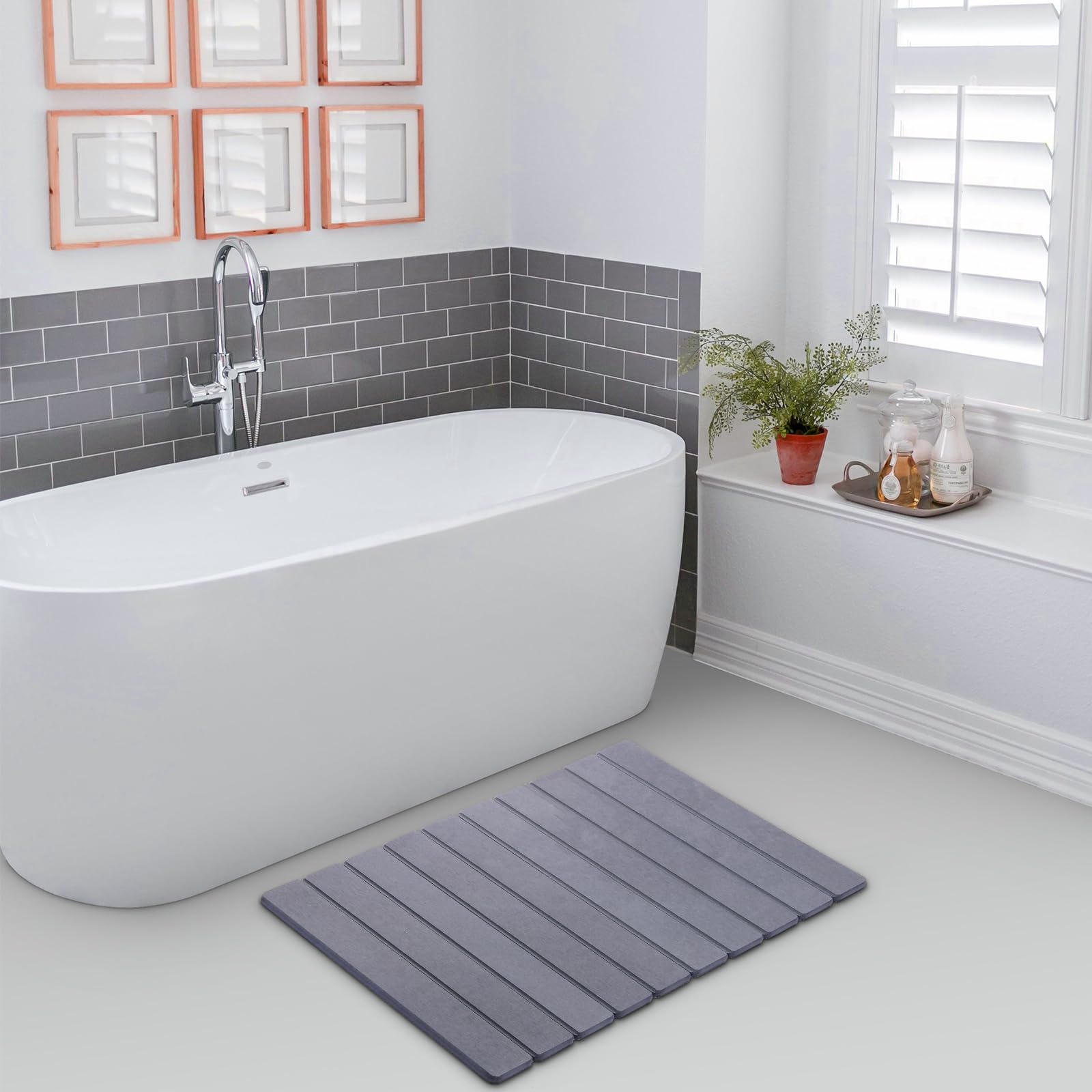 Zmnklry bath mat on shower floor drying surface quickly.
