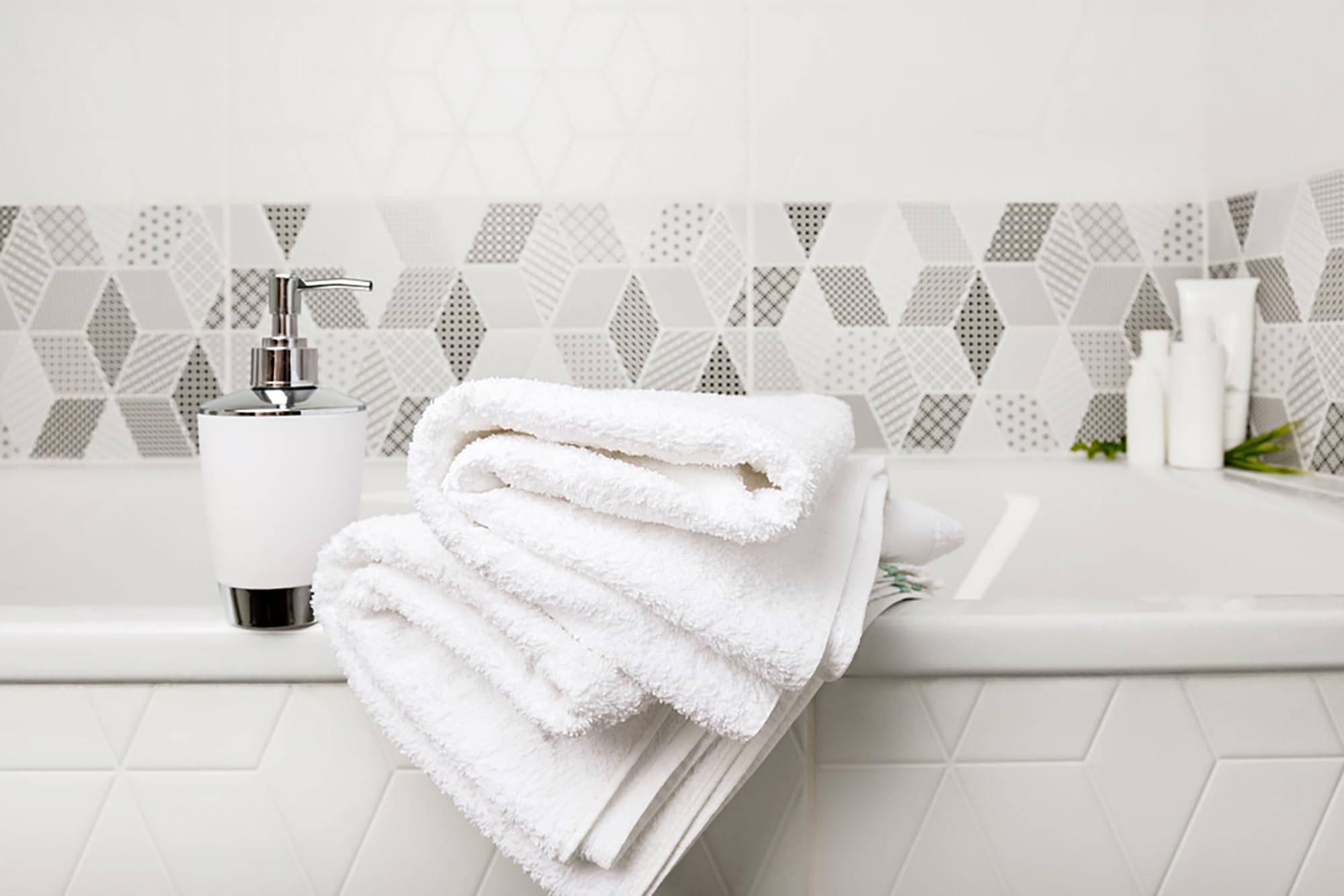ZUPERIA hospitality white bath towel, 20x40 inches, ready for guest rooms.