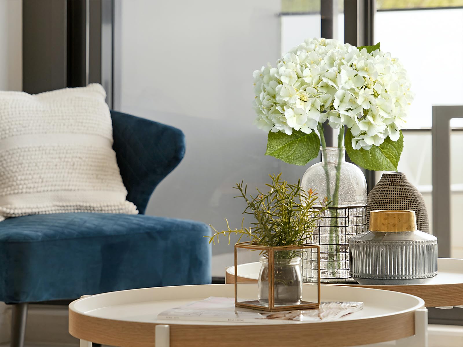 ZYTYUO white hydrangea bloom in vase creates instant centerpiece