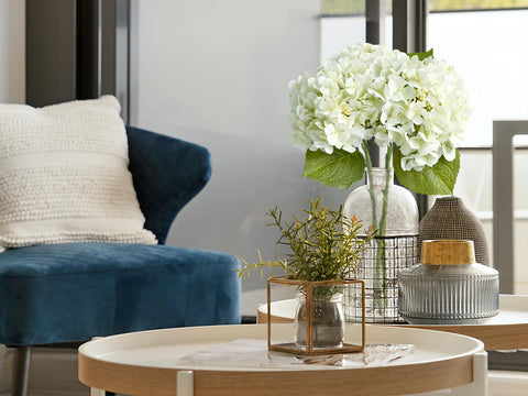 ZYTYUO white hydrangea bloom in vase creates instant centerpiece